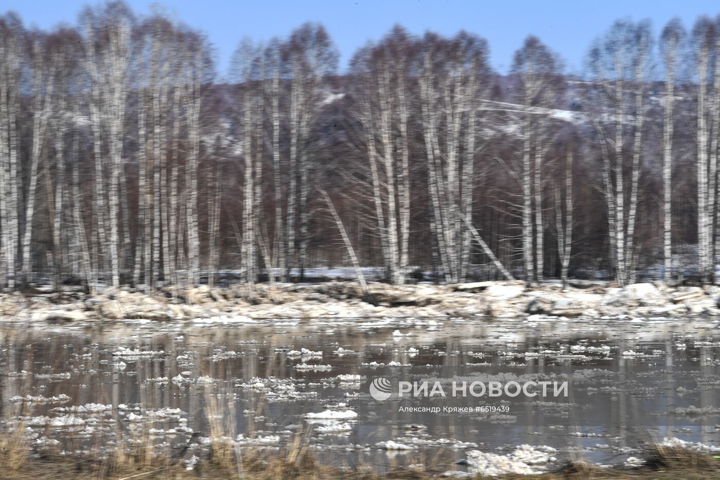 Ледоход на реке Кондома в Кемеровской области