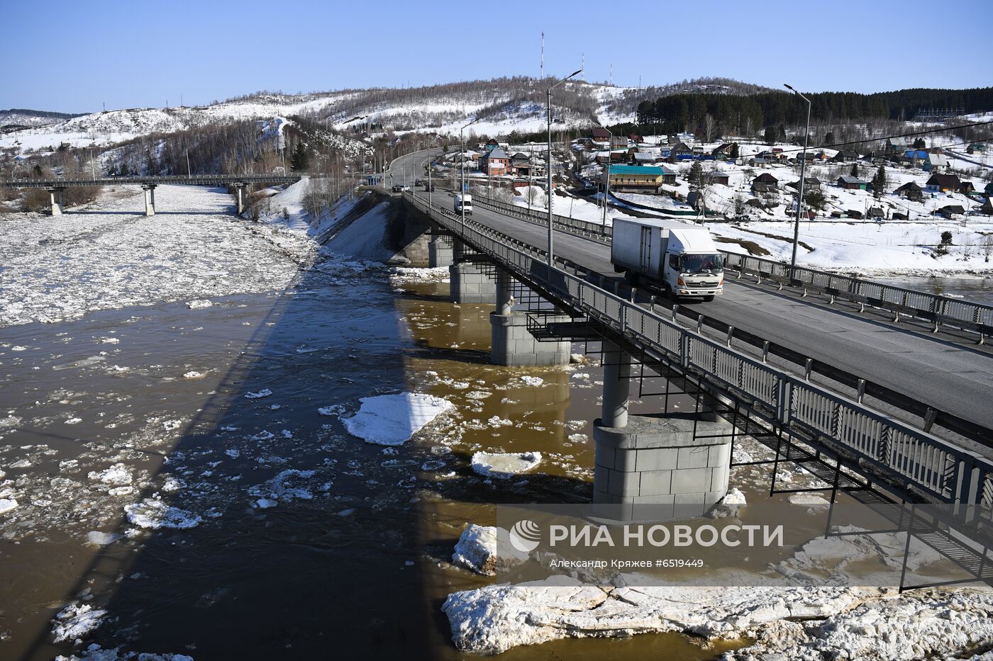 Ледоход на реке Кондома в Кемеровской области