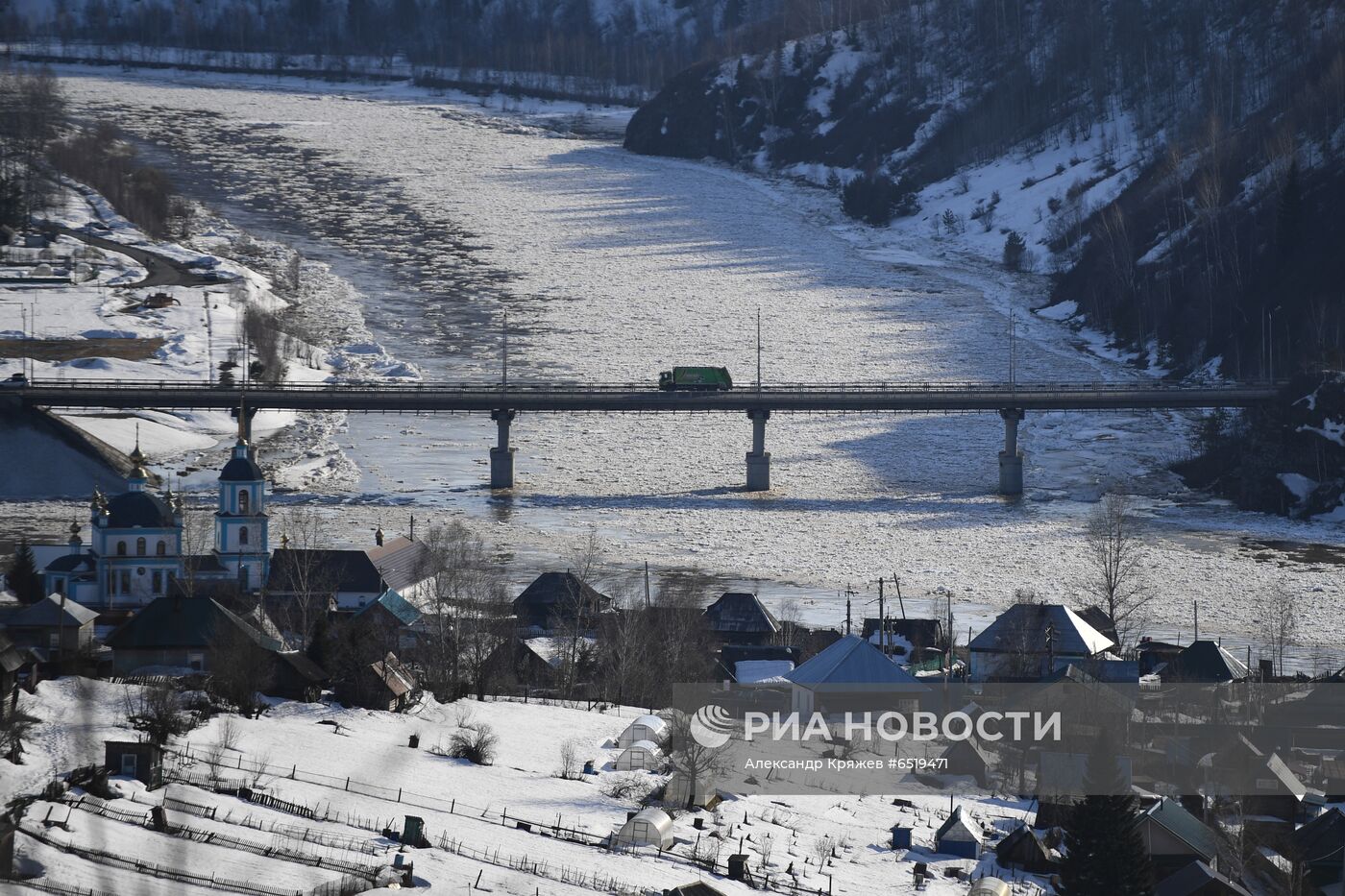 Ледоход на реке Кондома в Кемеровской области