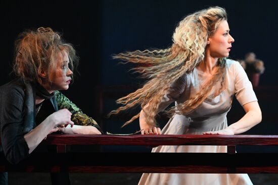 Спектакль "Дурочка" в театре им. Евг. Вахтангова