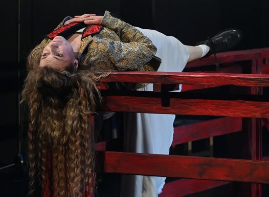 Спектакль "Дурочка" в театре им. Евг. Вахтангова