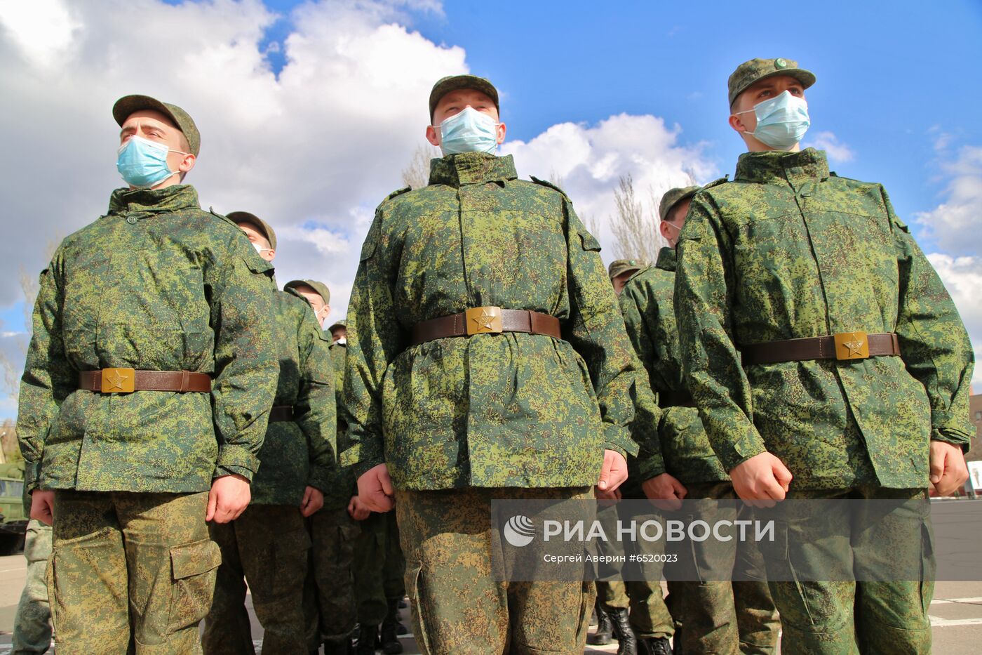 Первые призывники в военном училище в Донецке