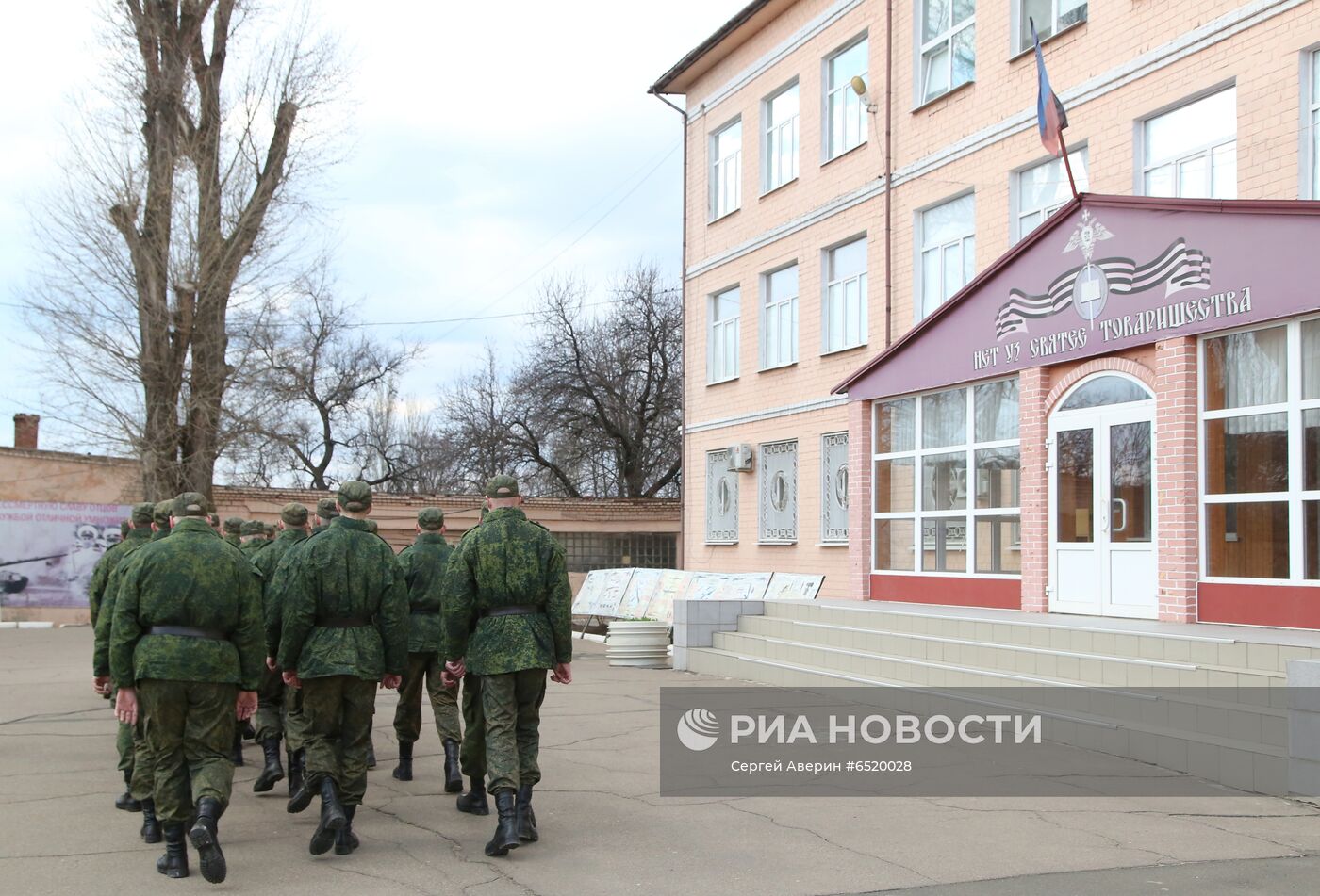 Первые призывники в военном училище в Донецке