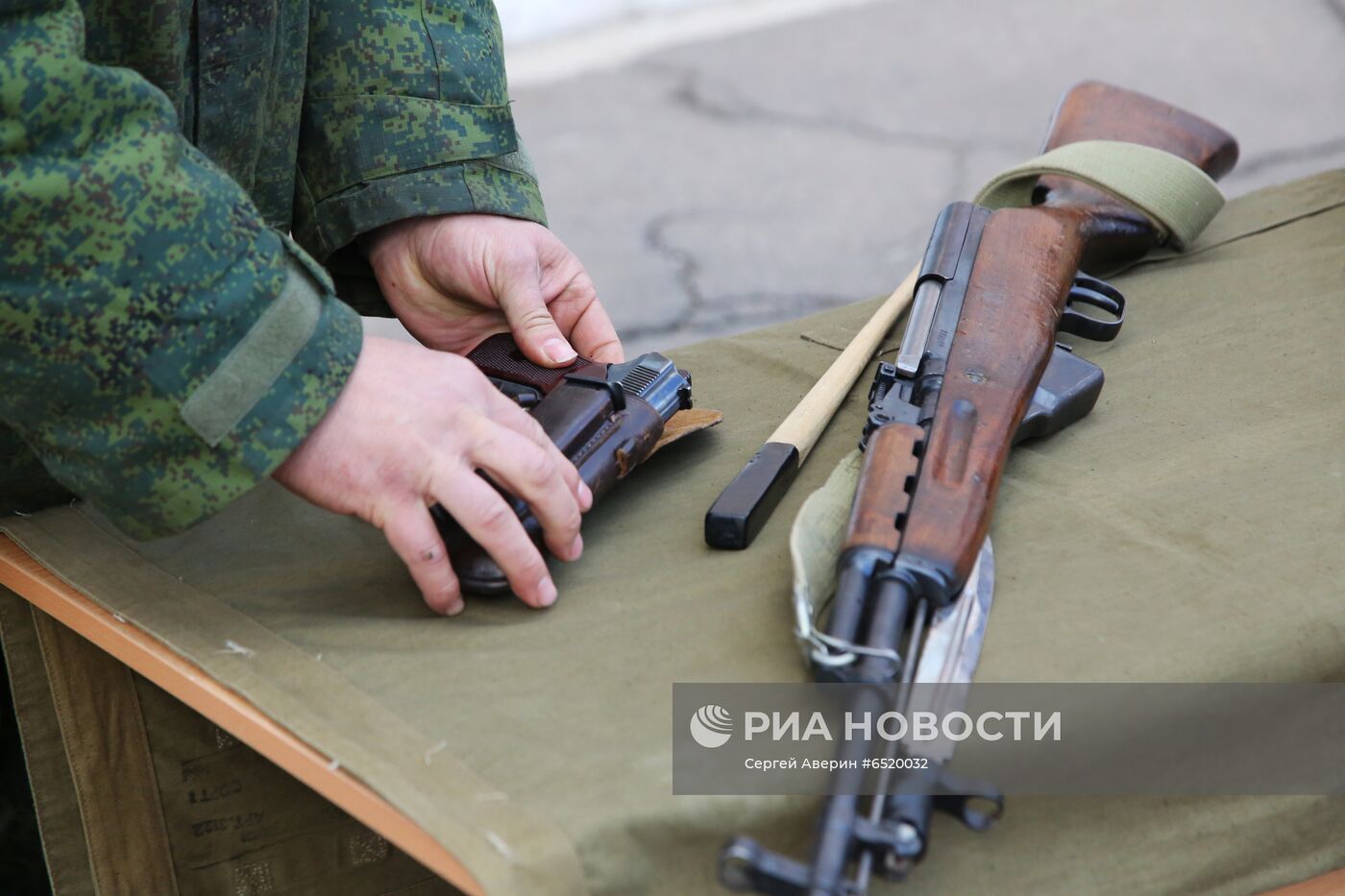 Первые призывники в военном училище в Донецке