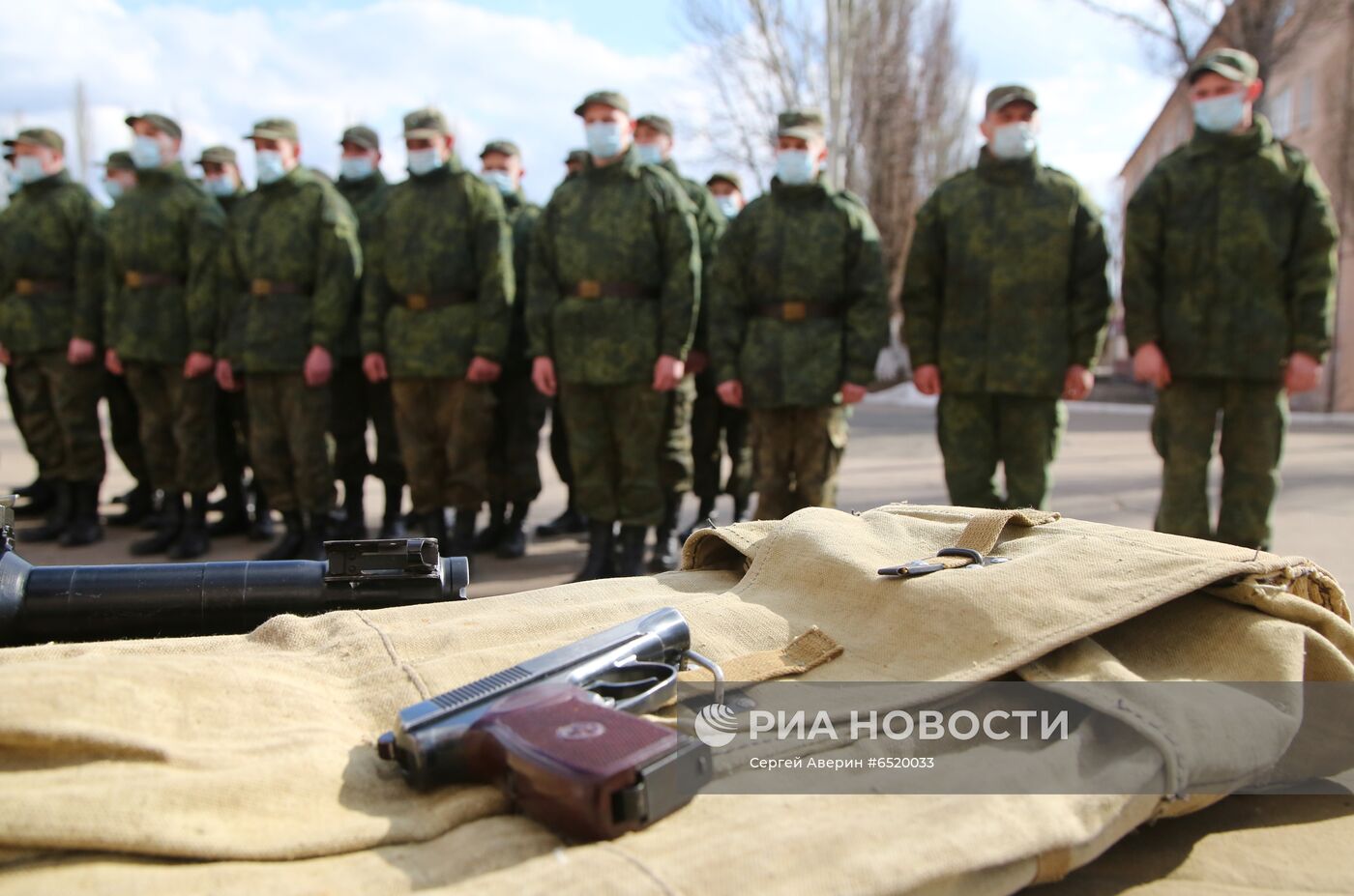 Первые призывники в военном училище в Донецке