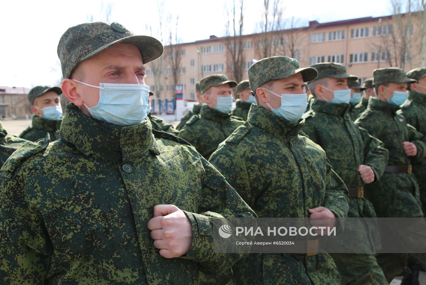 Первые призывники в военном училище в Донецке