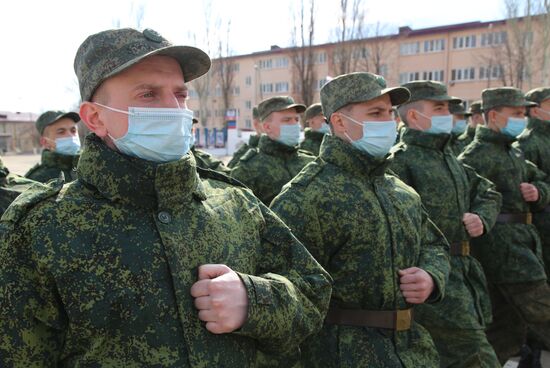 Первые призывники в военном училище в Донецке