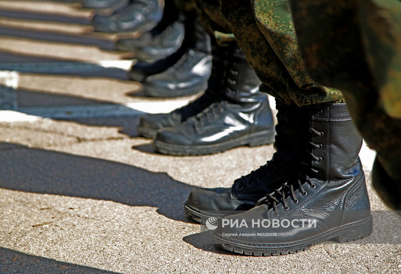 Первые призывники в военном училище в Донецке