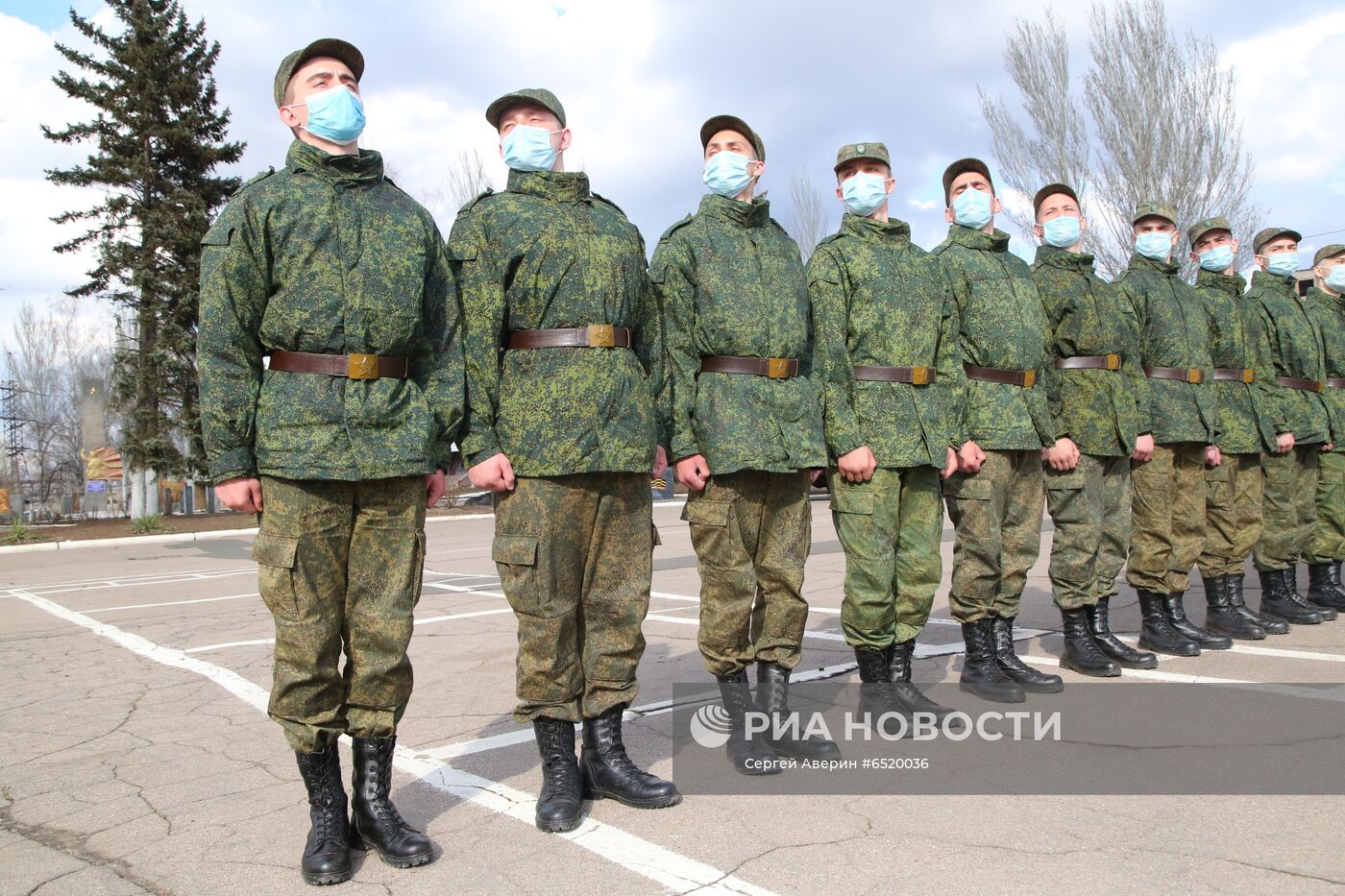 Первые призывники в военном училище в Донецке