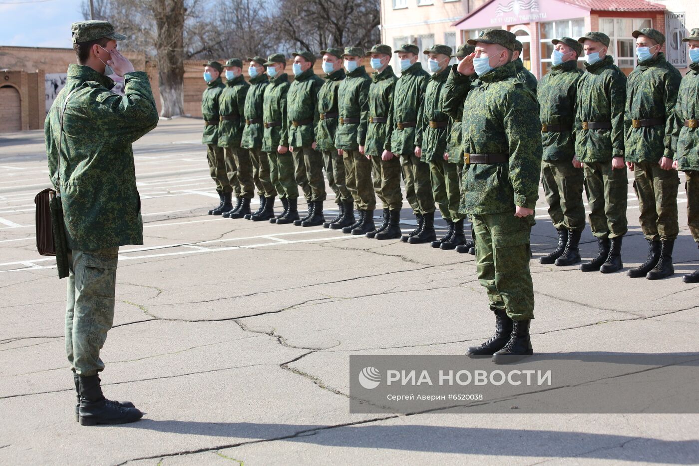 Первые призывники в военном училище в Донецке