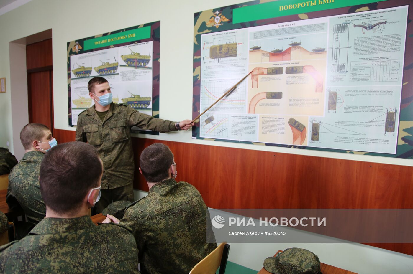 Первые призывники в военном училище в Донецке