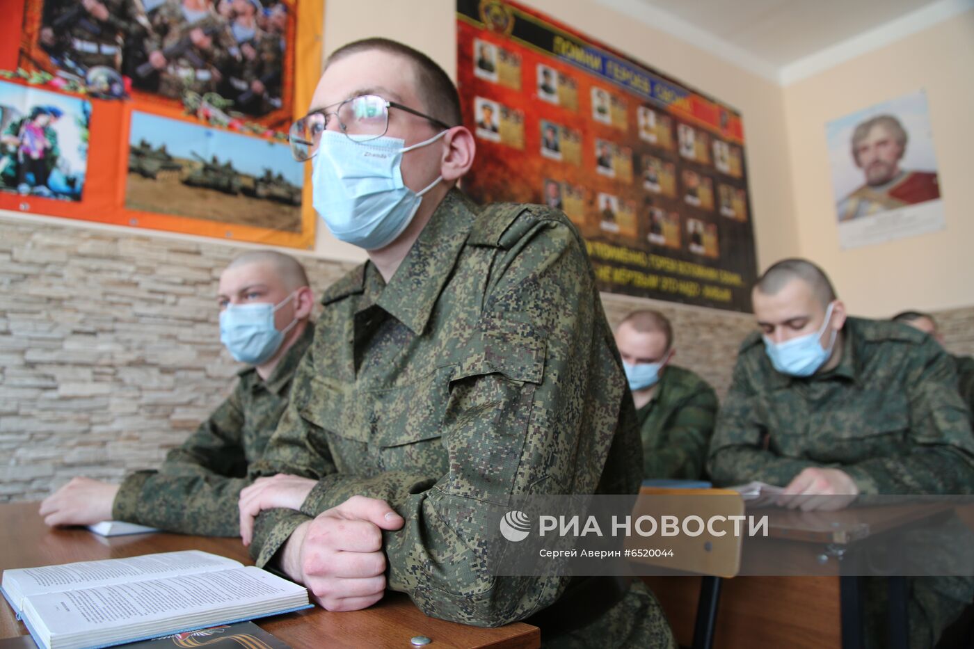 Первые призывники в военном училище в Донецке