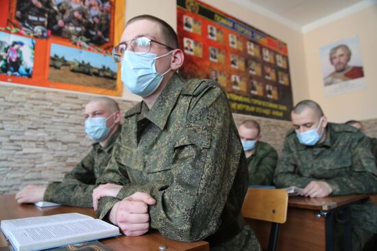 Первые призывники в военном училище в Донецке