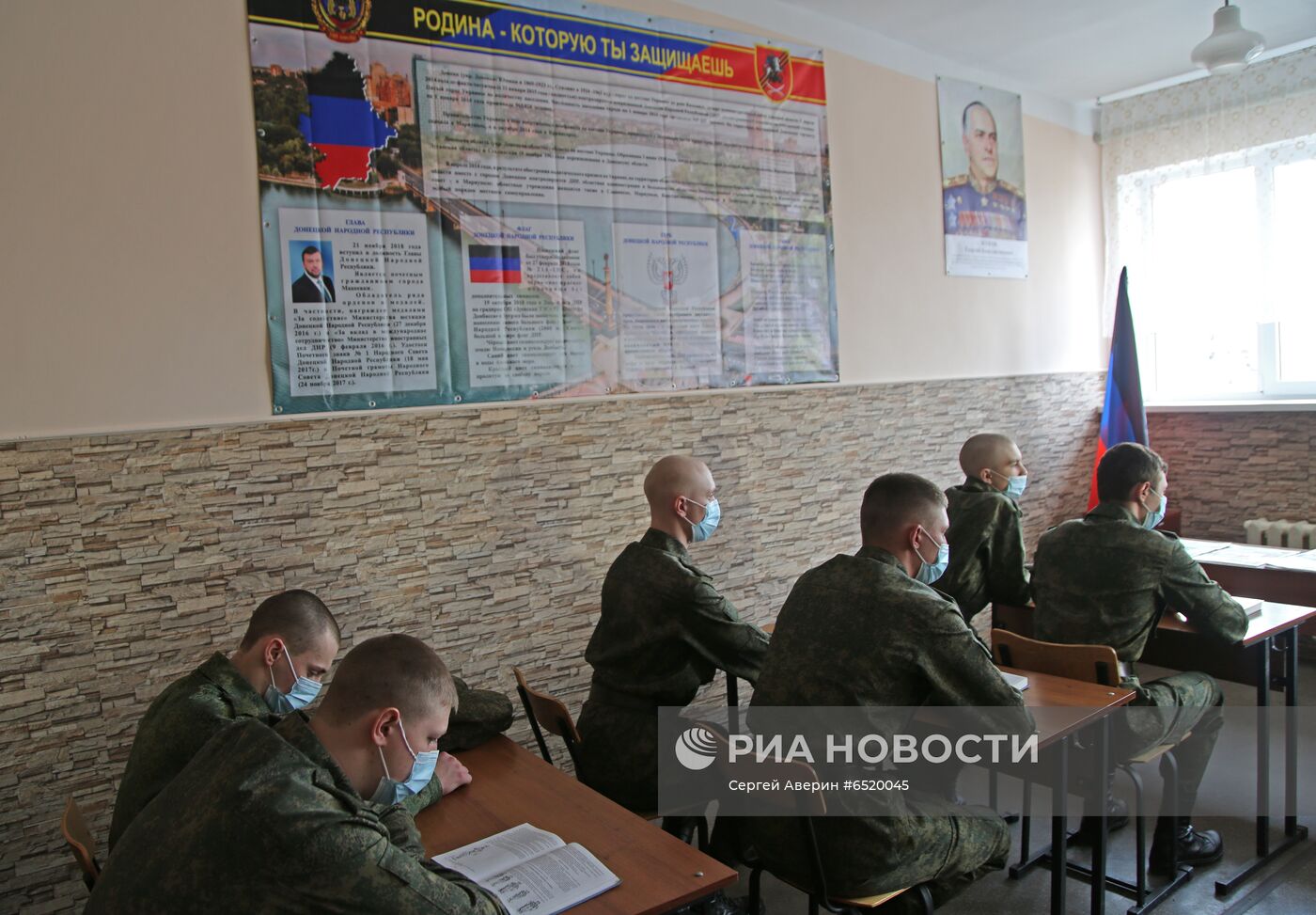 Первые призывники в военном училище в Донецке