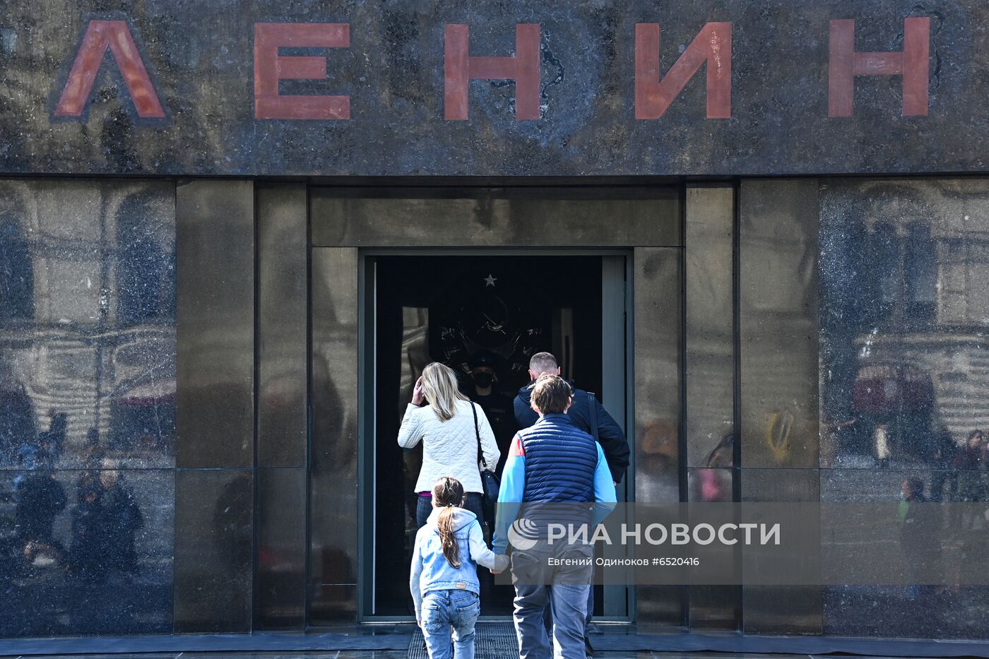 Мавзолей Ленина открыли для посетителей после долгого перерыва