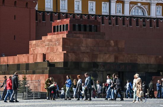 Мавзолей Ленина открыли для посетителей после долгого перерыва