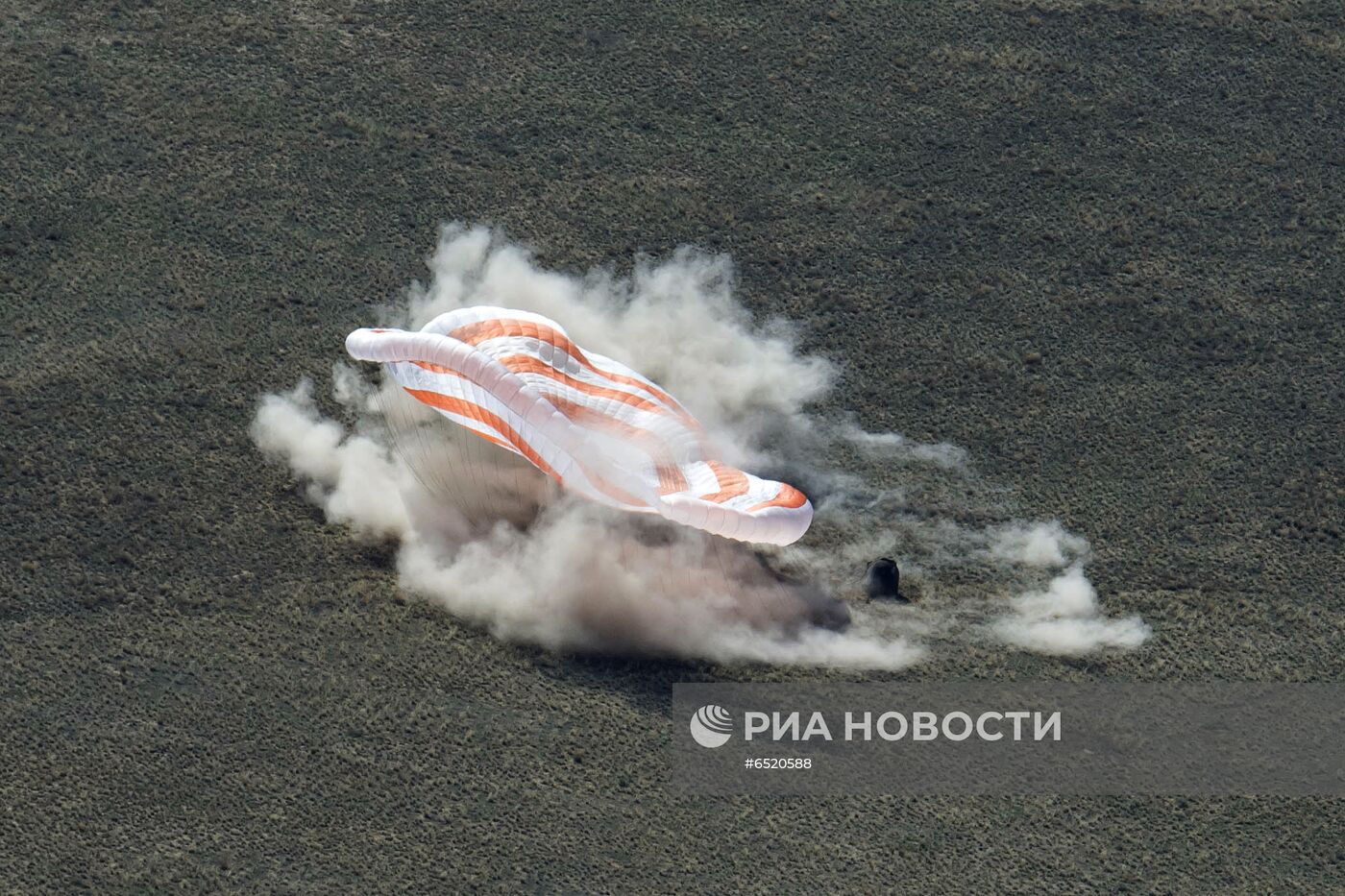 В Казахстане совершил посадку корабль "Союз МС-17" с экипажем МКС