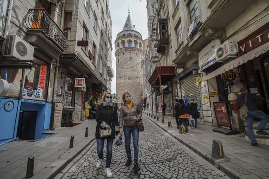 Туристы вынуждены продлить пребывание в Турции в связи с коронавирусом