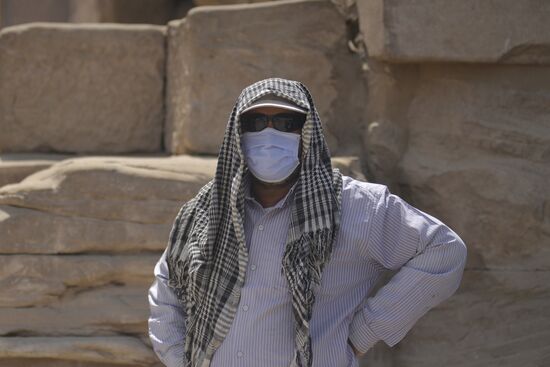 Туристы вынуждены продлить пребывание в Египте в связи с коронавирусом