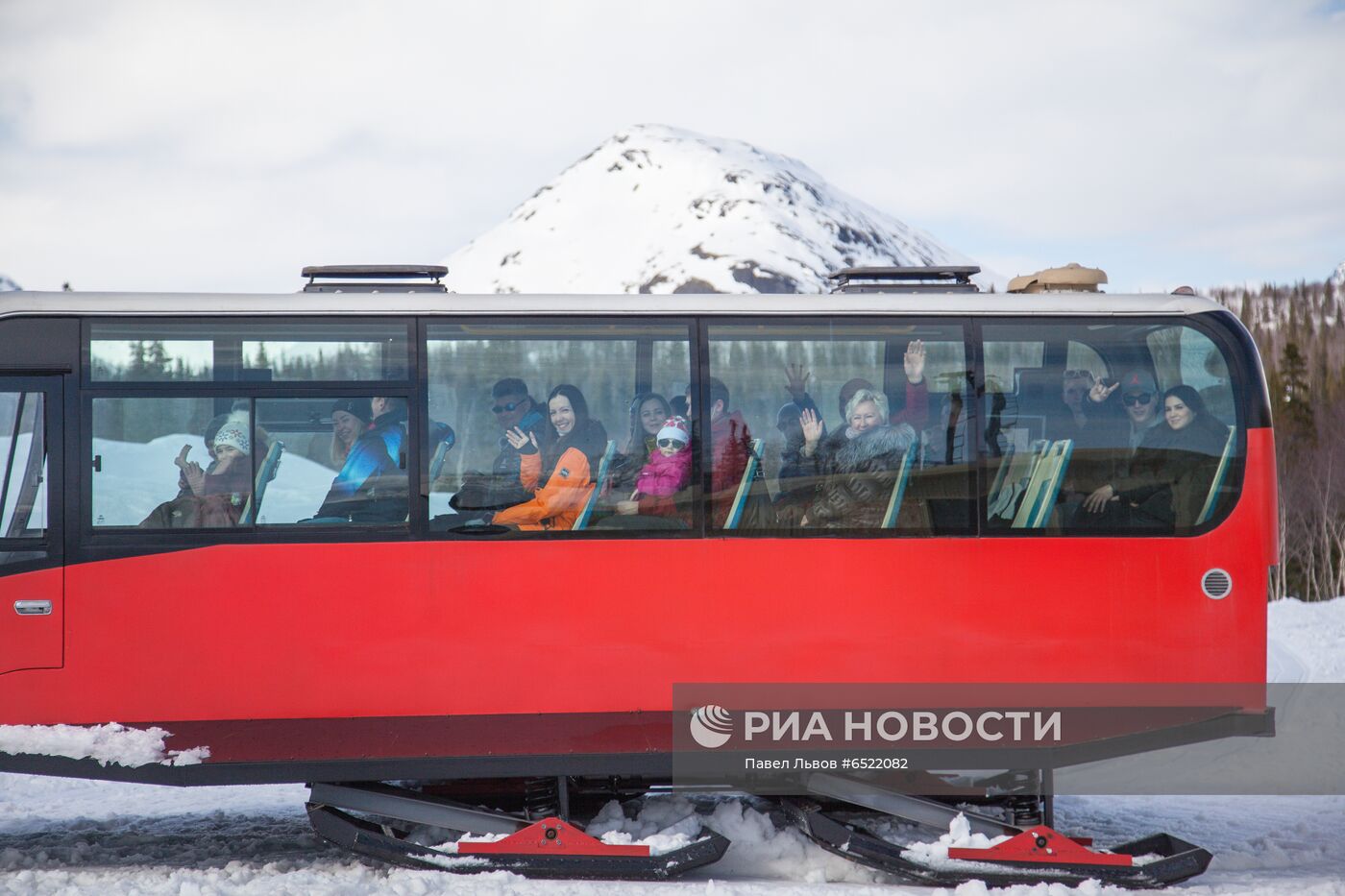 Путешествие на "снежном автобусе" по Хибинам