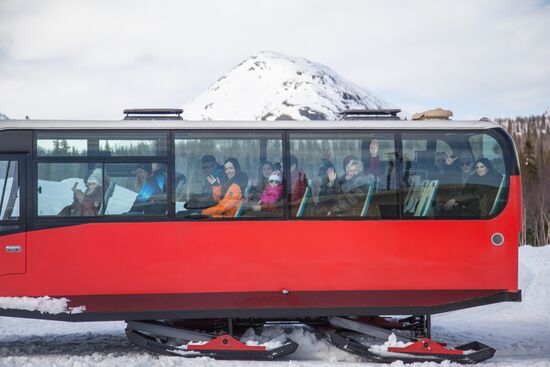 Путешествие на "снежном автобусе" по Хибинам