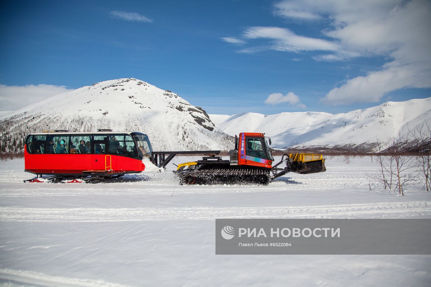 Путешествие на "снежном автобусе" по Хибинам