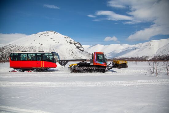 Путешествие на "снежном автобусе" по Хибинам