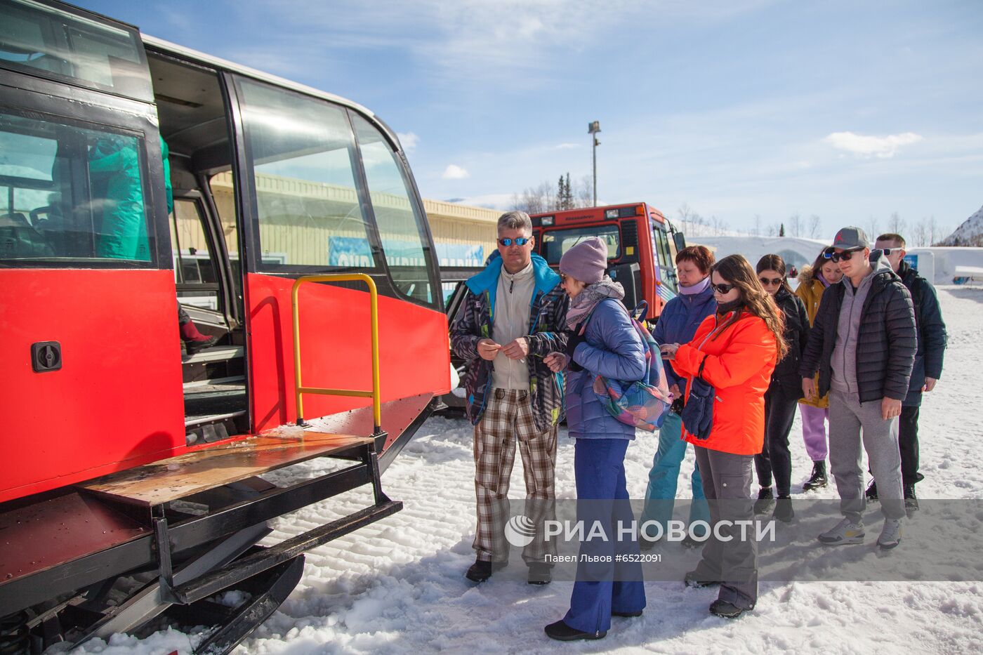 Путешествие на "снежном автобусе" по Хибинам