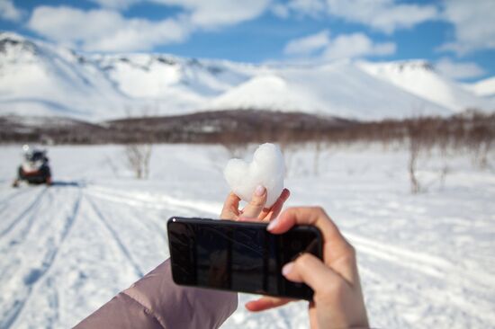 Путешествие на "снежном автобусе" по Хибинам