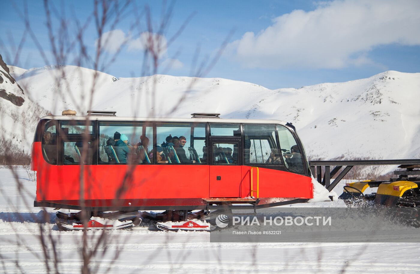 Путешествие на "снежном автобусе" по Хибинам