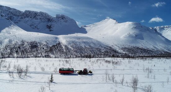 Путешествие на "снежном автобусе" по Хибинам