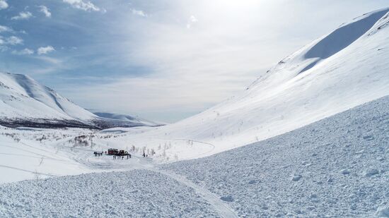 Путешествие на "снежном автобусе" по Хибинам