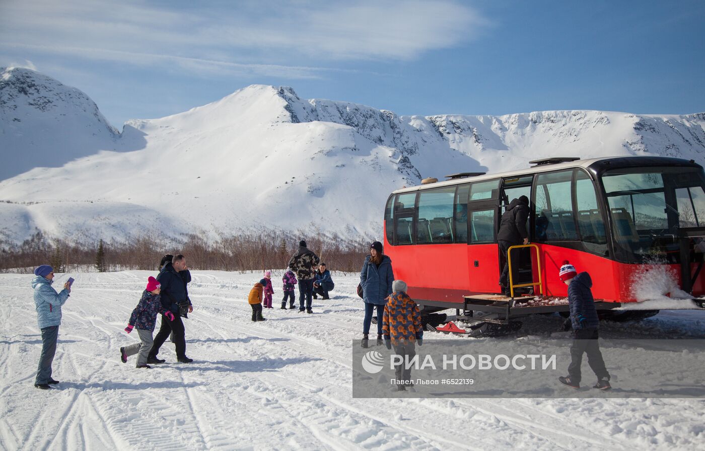 Путешествие на "снежном автобусе" по Хибинам
