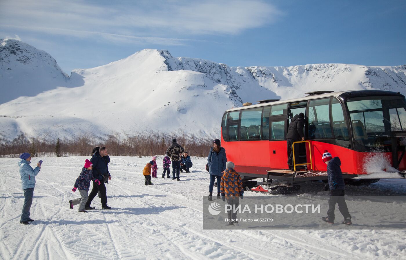 Путешествие на "снежном автобусе" по Хибинам