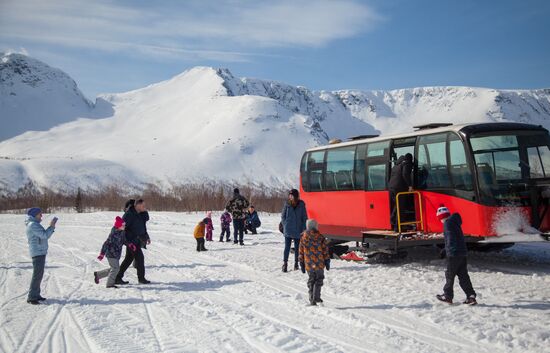 Путешествие на "снежном автобусе" по Хибинам