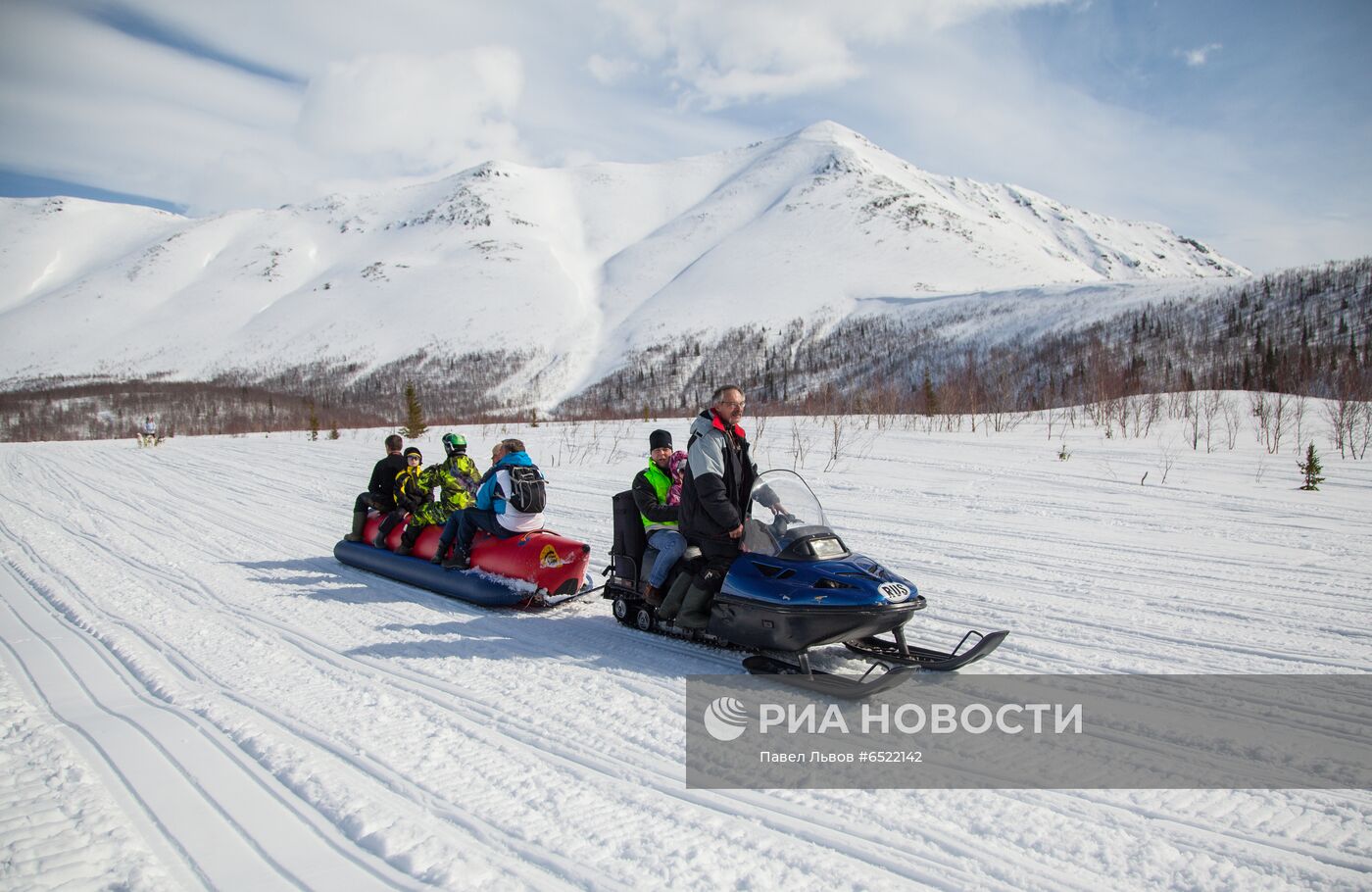 Путешествие на "снежном автобусе" по Хибинам