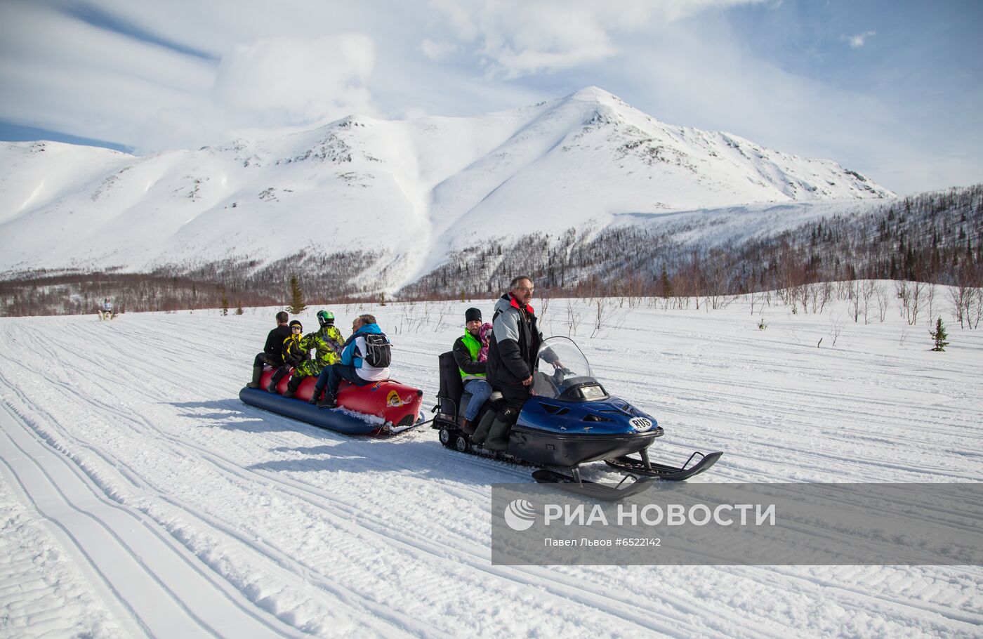 Путешествие на "снежном автобусе" по Хибинам