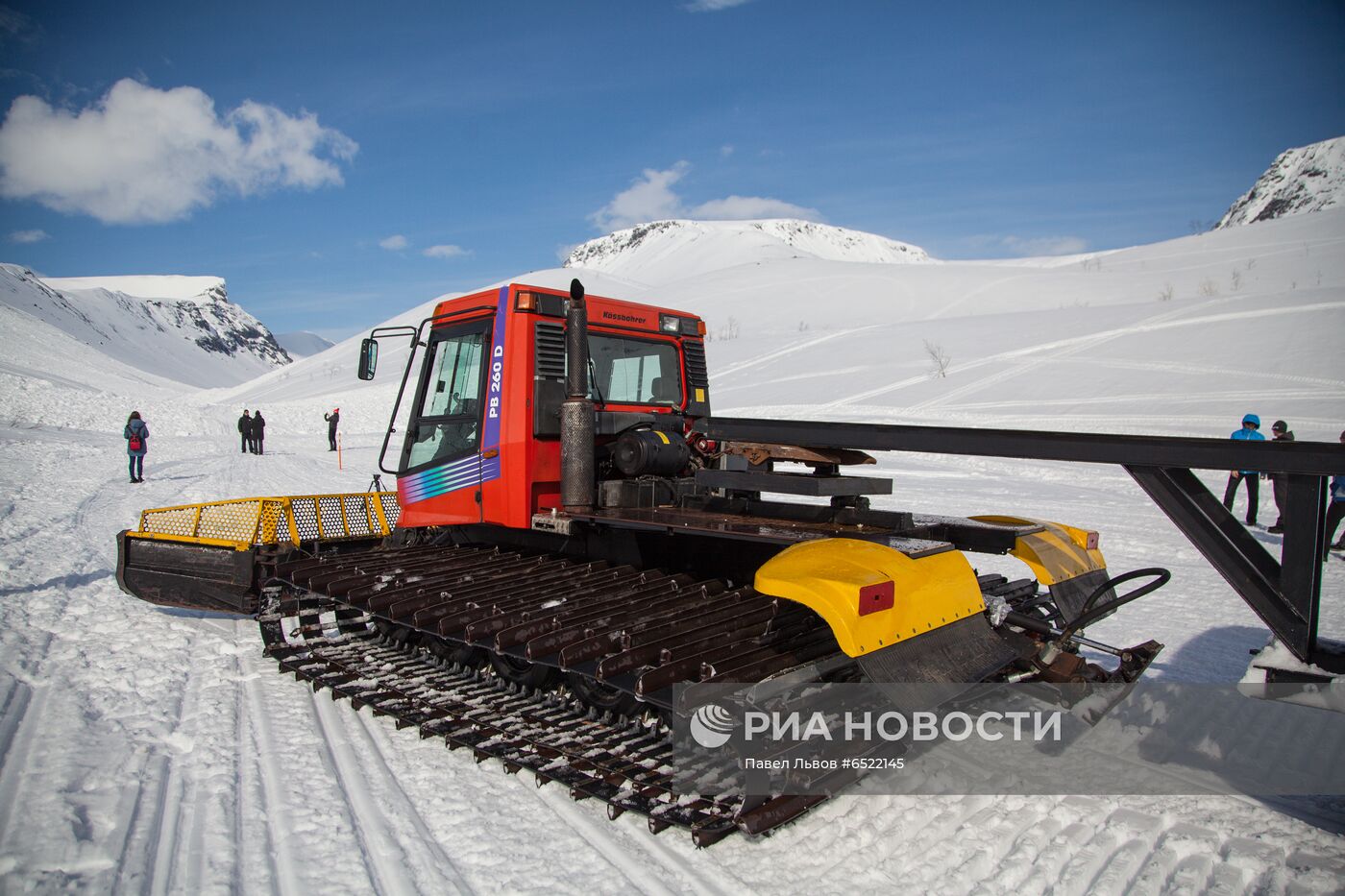 Путешествие на "снежном автобусе" по Хибинам