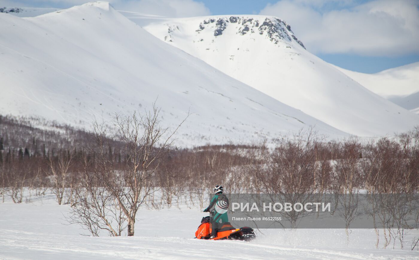 Путешествие на "снежном автобусе" по Хибинам