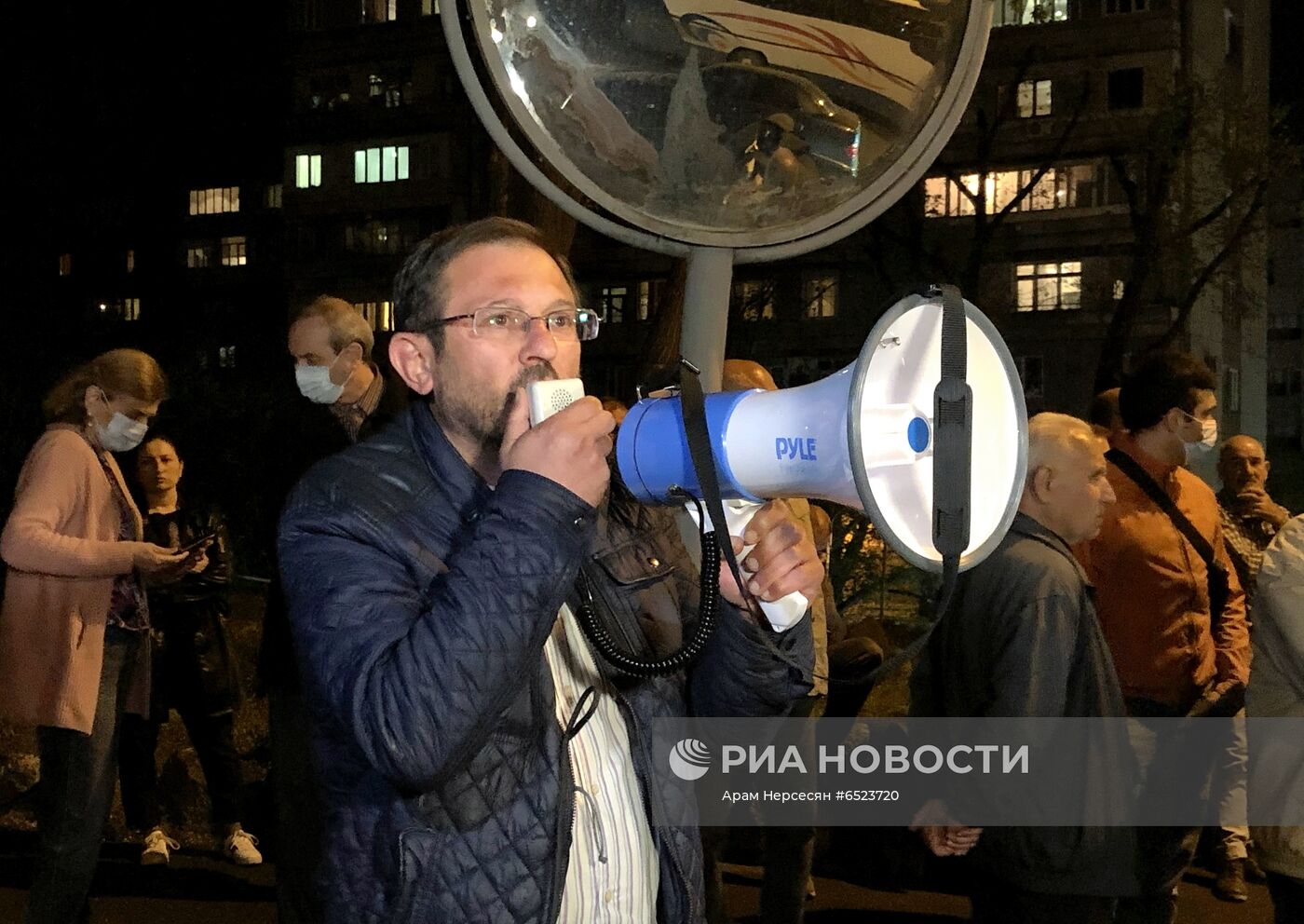 Противники Н. Пашиняна пикетируют правительственные дачи