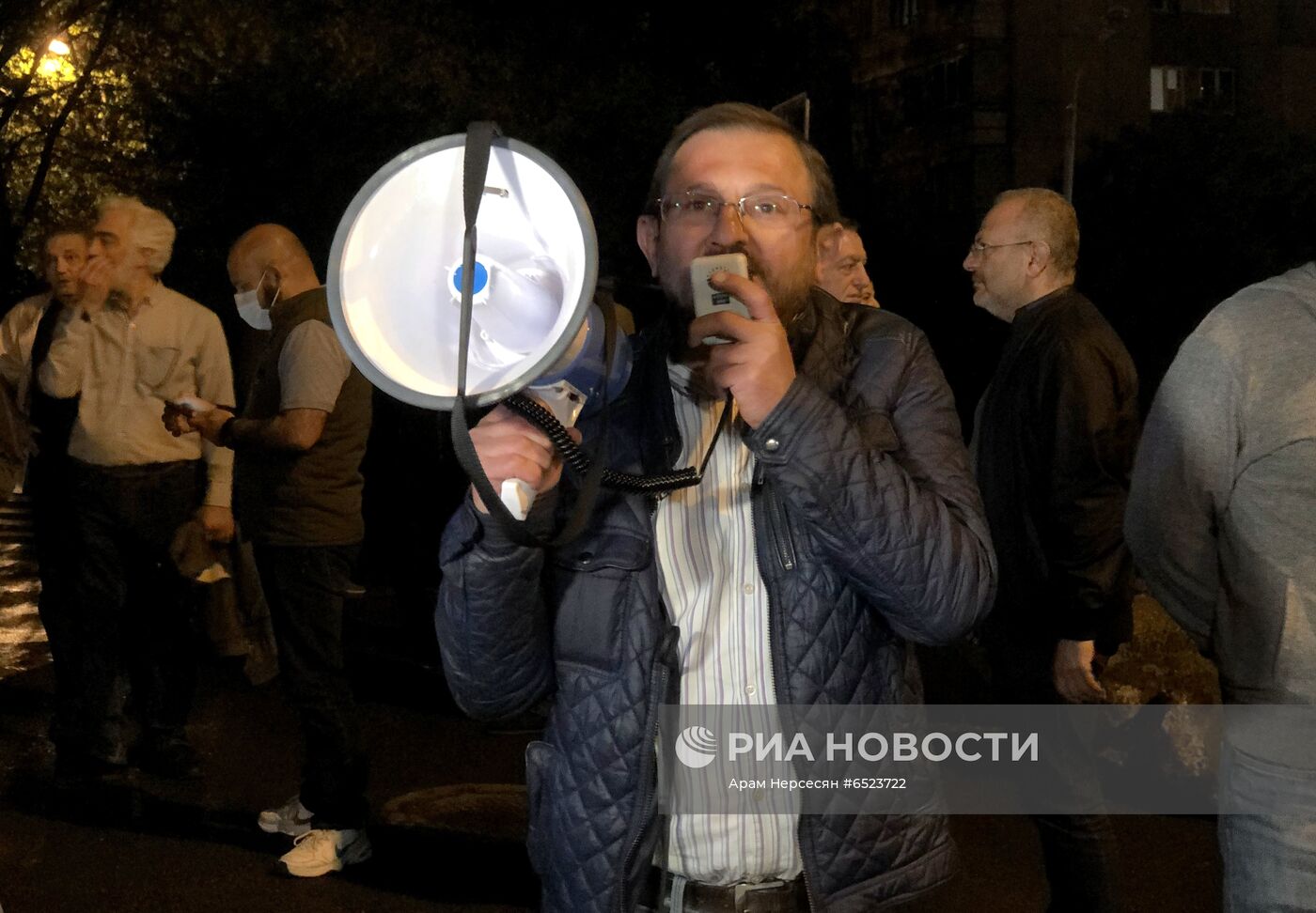 Противники Н. Пашиняна пикетируют правительственные дачи