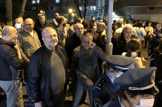 Противники Н. Пашиняна пикетируют правительственные дачи