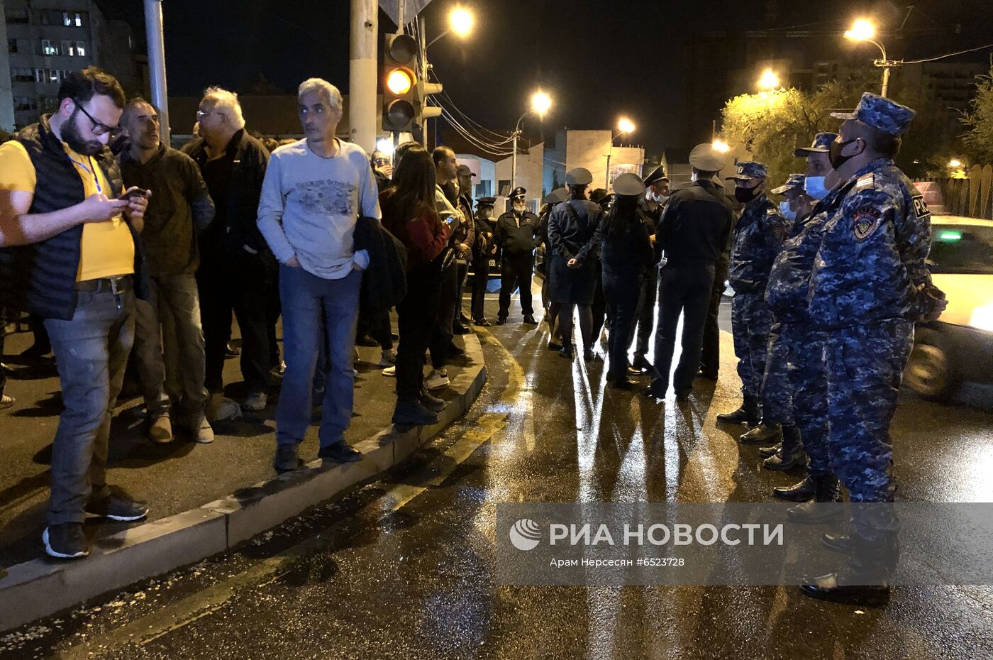 Противники Н. Пашиняна пикетируют правительственные дачи