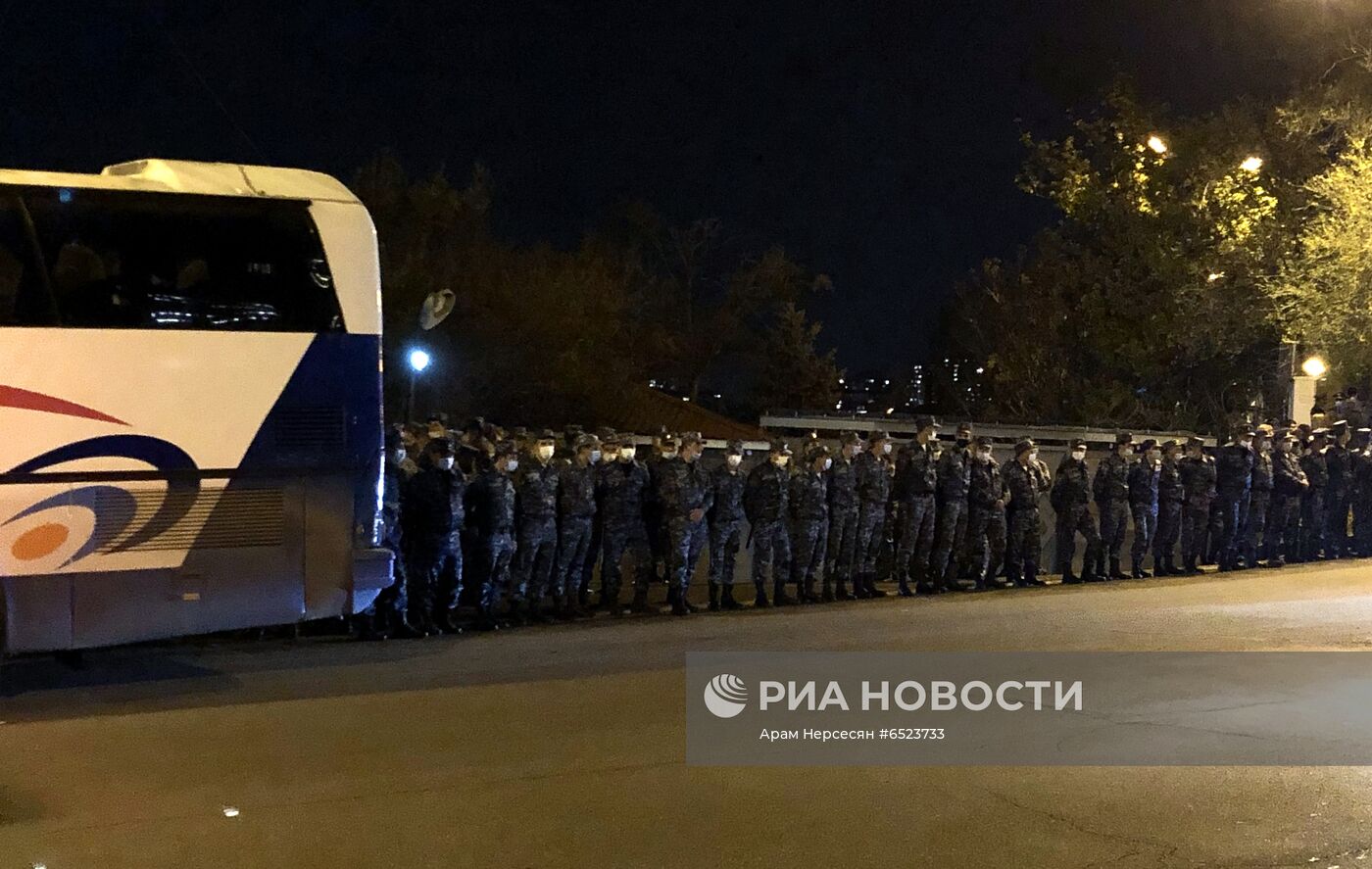 Противники Н. Пашиняна пикетируют правительственные дачи