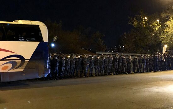 Противники Н. Пашиняна пикетируют правительственные дачи