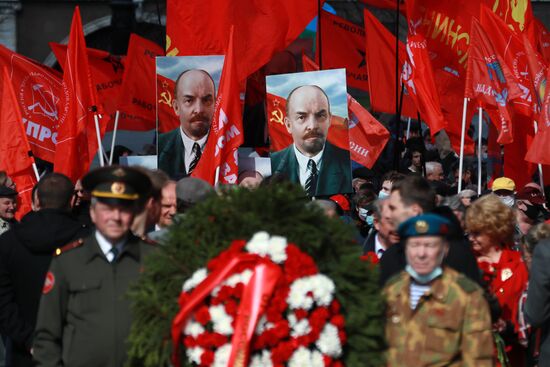 Возложение венков и цветов к Мавзолею В. И. Ленина