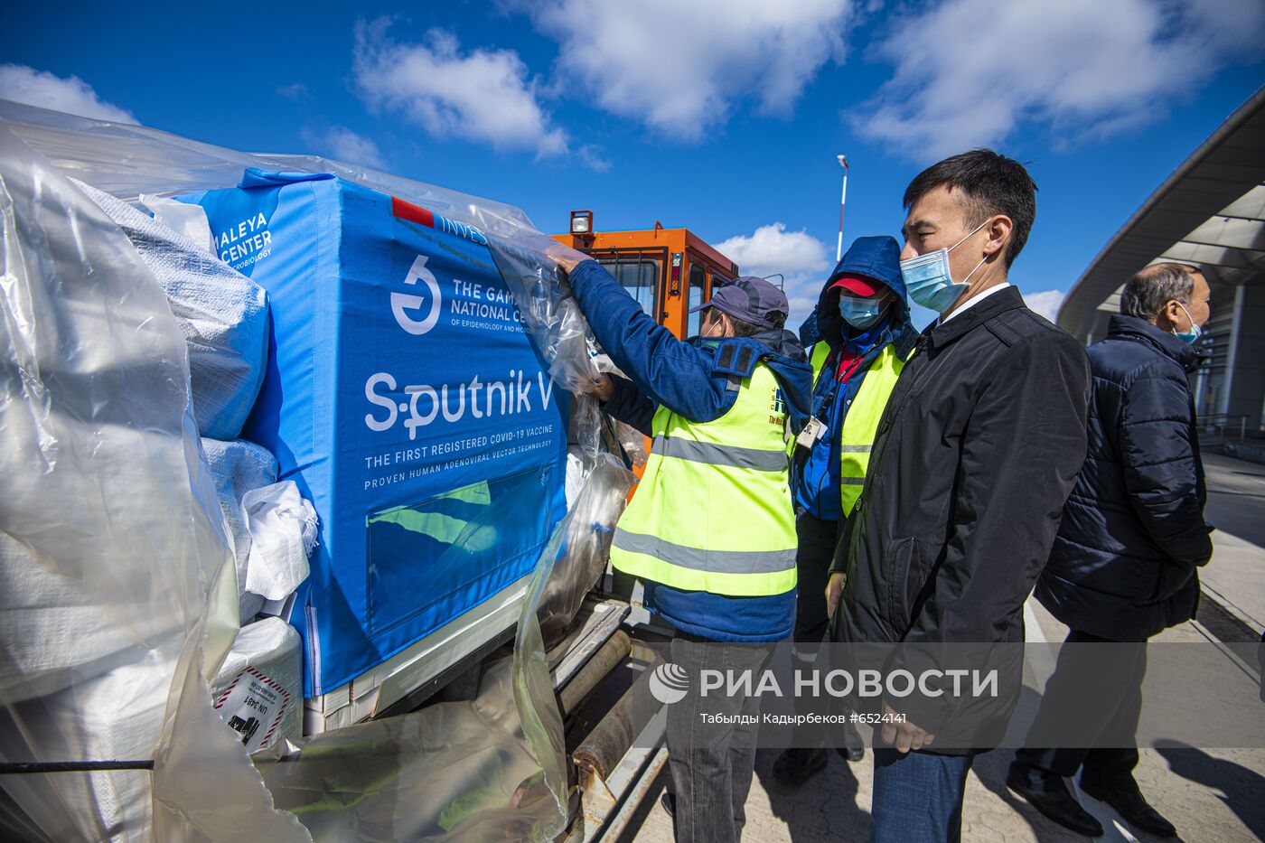 Первая партия российской вакцины Sputnik V доставлена в Киргизию
