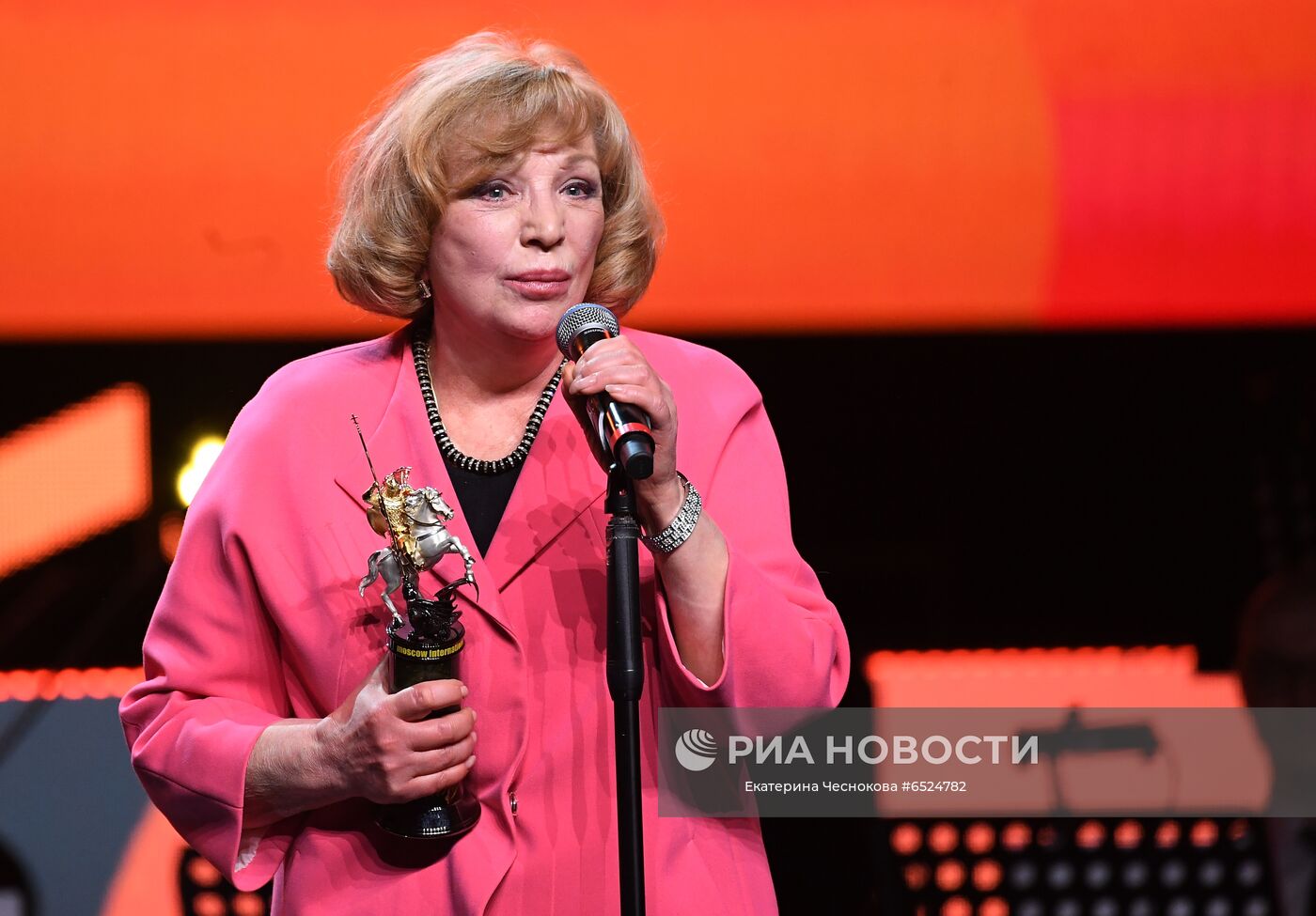 Вдова актера Валентина Гафта, актриса Ольга Остромуова получает приз 43-го ММКФ за вклад в мировой кинематограф, присужденный посмертно народному артисту РСФСР Валентину Гафту, на церемонии открытия 43-го Московского Международного кинофестиваля (ММКФ) в Москве. Место: Россия, Москва. Автор: Екатерина Чеснокова/РИА Новости. Церемония открытия 43-го ММКФ