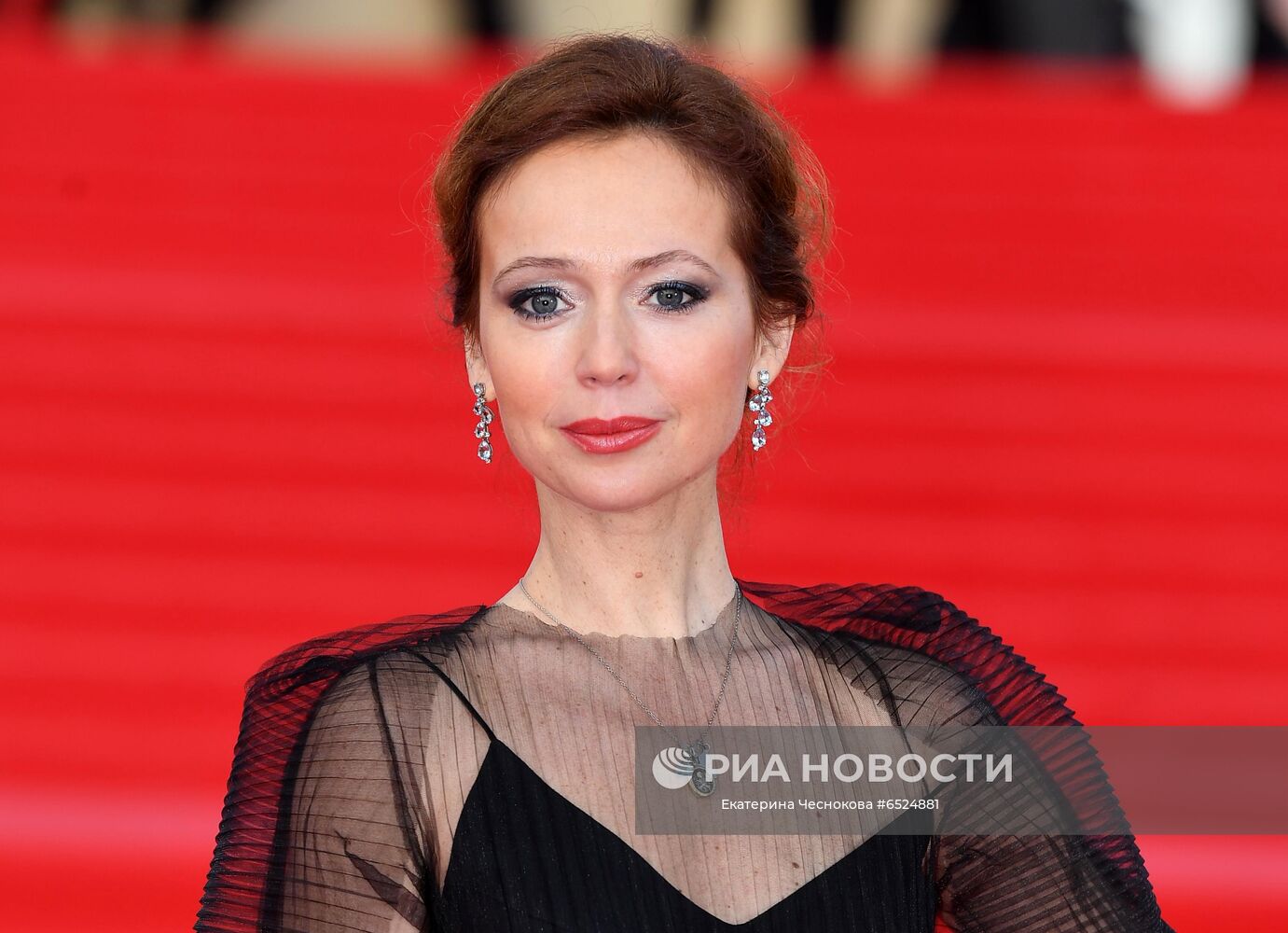 Актриса Елена Захарова на красной дорожке перед церемонией открытия 43-го Московского Международного кинофестиваля (ММКФ) в Москве. Место: Россия, Москва. Автор: Екатерина Чеснокова/РИА Новости. Церемония открытия 43-го ММКФ