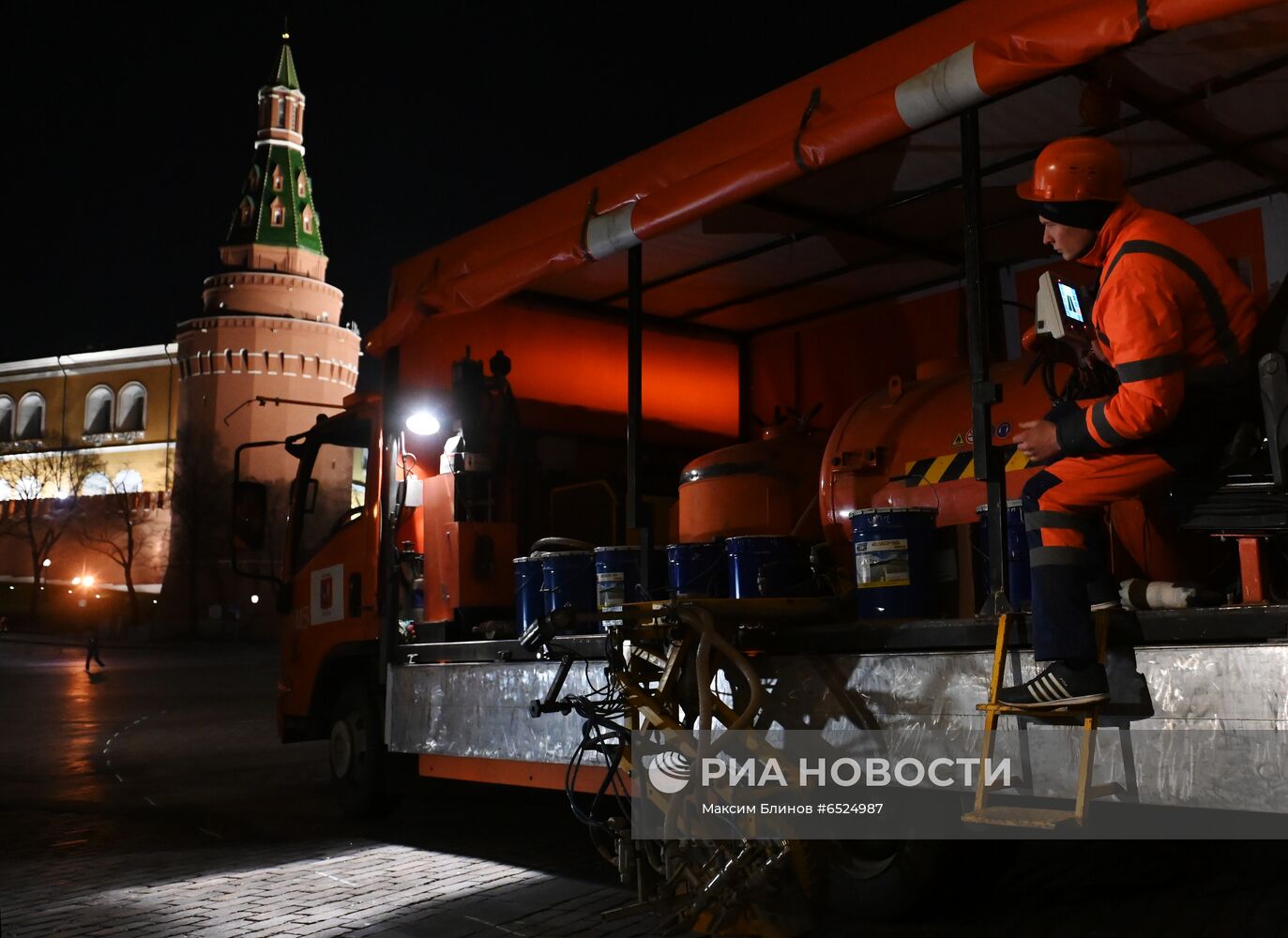 Нанесение временной дорожной разметки в параду Победы